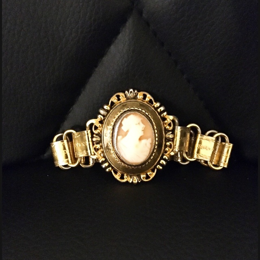 Vintage Costume Cameo Link Bracelet circa. 1950’s